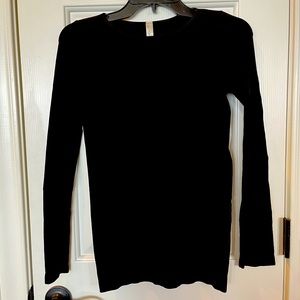 Black long sleeve stretchy shirt
